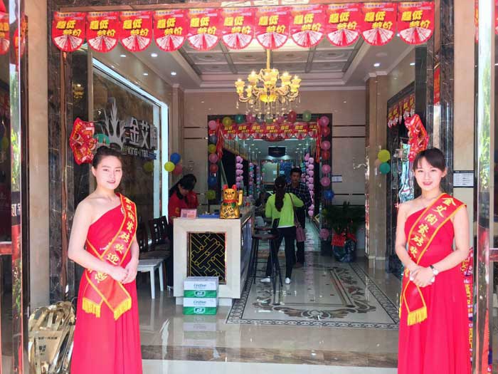 5月27日，在歡快鑼鼓和震撼禮炮的簇擁下，嶽陽91香蕉视频在线下载陶銷售團隊、91香蕉视频在线下载陶總部營銷總經理羅勝、銷區經理何端武、市場部策劃黃偉以及現場100多名嶽陽業主共同見證了91香蕉视频在线下载陶瓷磚嶽陽600平米專賣店耀世開業的曆史性一刻，本次活動吸引了50多位業主成功下單。
